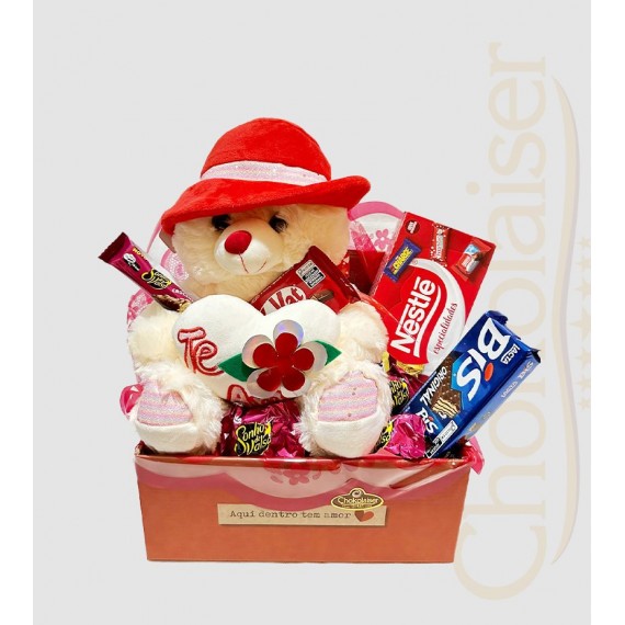 Cesta de presente com ursinho de pelúcia com chapeu,trufas, caixas de chocolates, bis