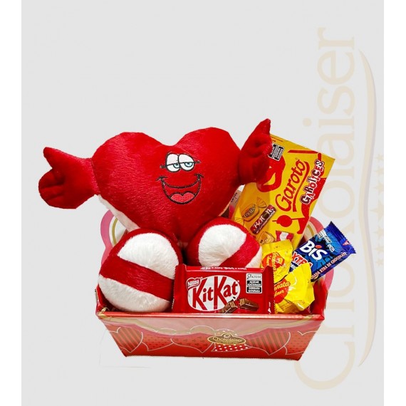 Cesta com coração de pelúcia, bis, caixa de chocolates, kitkat