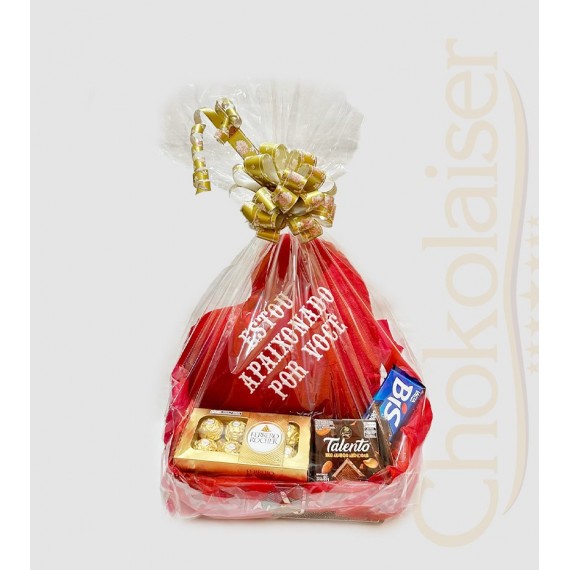 Cesta com coração de pelúcia, bis, caixa de chocolates, ferrero rocher