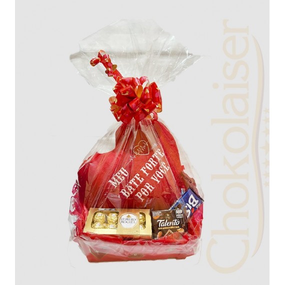 Cesta com coração de pelúcia, bis, caixa de chocolates, ferrero rocher, laço vermelho